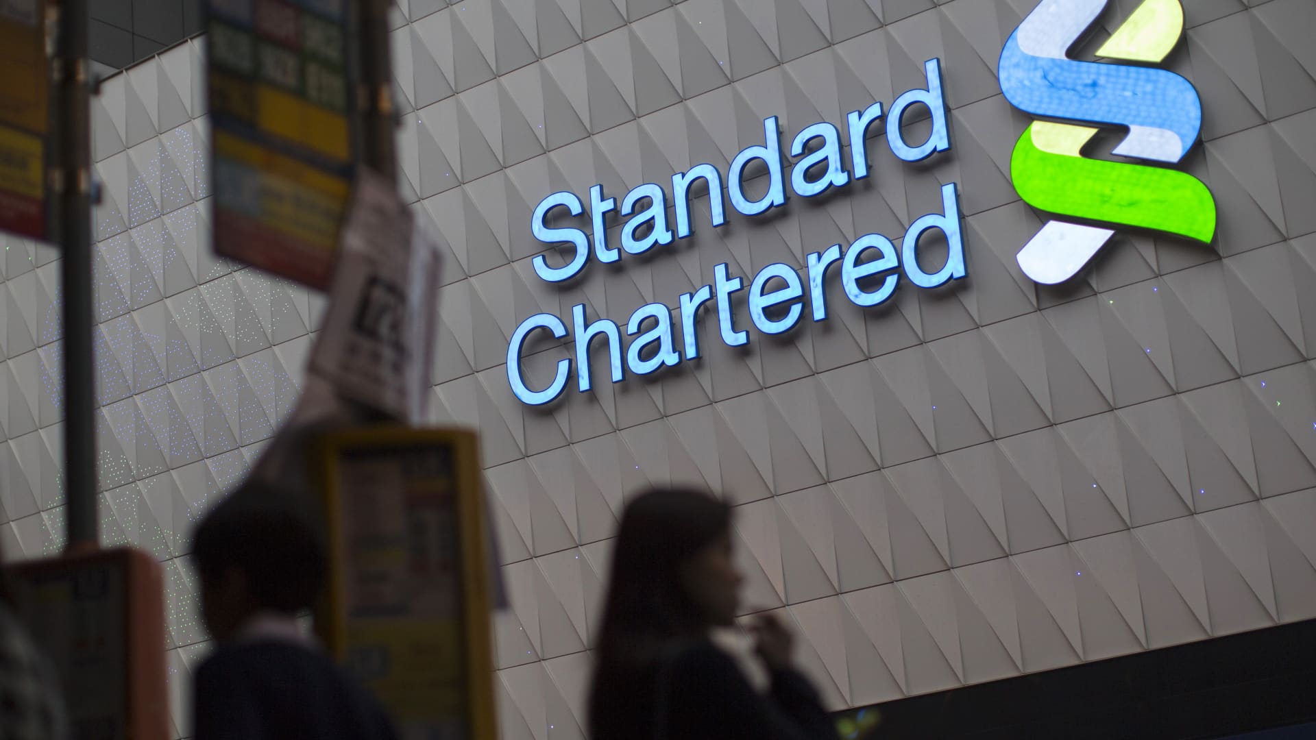 Standard Chartered posts gross profit of $1.49 billion in Q1, shares rally high