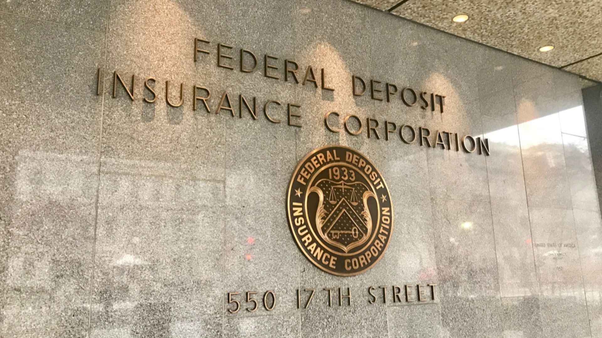 Global: FDIC Warnings on Nonbanks Highlight Gaps in Deposit Insurance FDIC Warnings on Nonbanks Highlight Gaps in Deposit Insurance