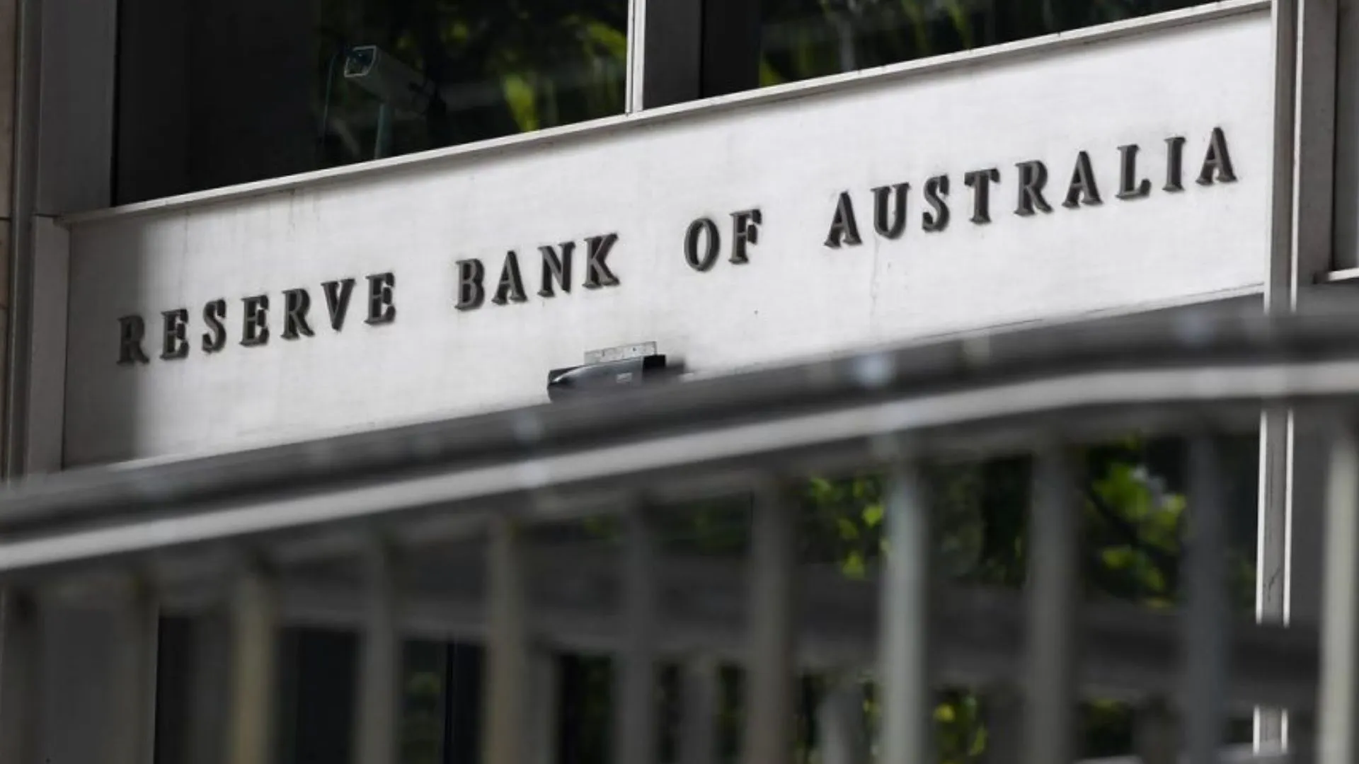 Australia's Central Bank Highlights Economic Uncertainty and Cautious Policy Forecasting