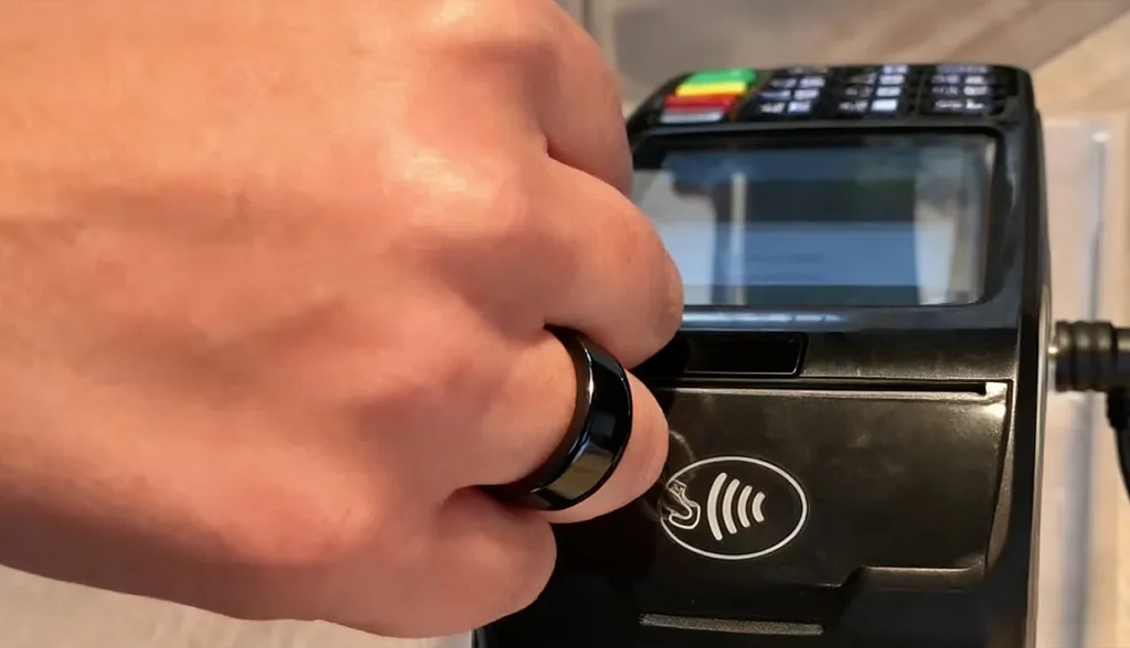 Global: Hungary’s CIB Bank offers customers free contactless payment rings Hungary’s CIB Bank offers customers free contactless payment rings